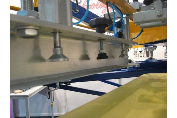 Pneumatic screen locks (option)