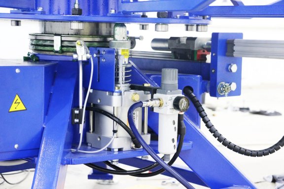 Pneumatic squeegee/floodbar locks