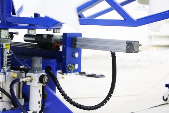 Pneumatic screen locks