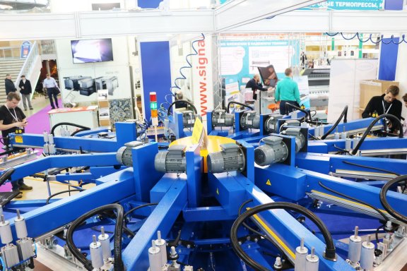 Centered electromotors of print heads